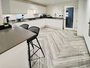 Kitchen breakfast room- click for photo gallery